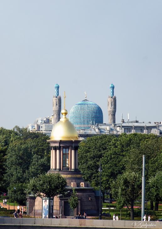 Что можно посмотреть в Санкт-Петербурге? На заднем плане – купол Татарской мечети