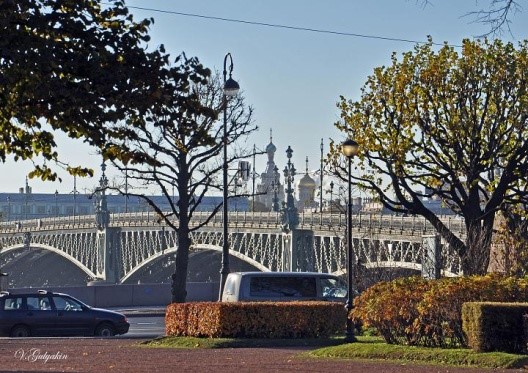 Когда Россия стала Империей? Вид на Троицкий мост со стороны Троицкой площади (правый берег Невы)