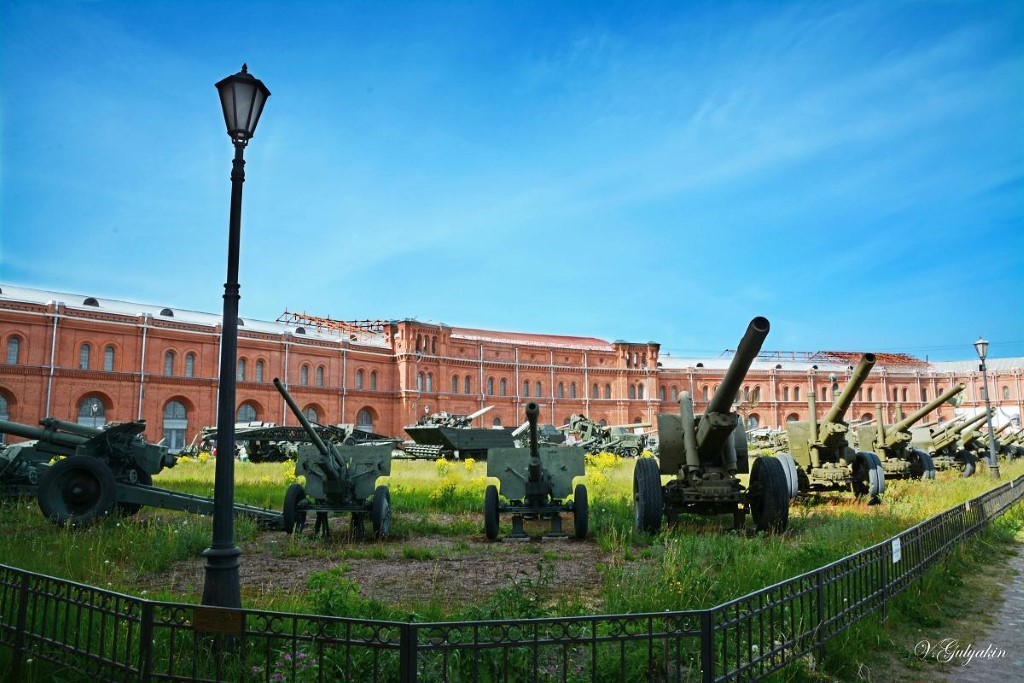 Когда Россия стала Империей? Часть экспозиции расположена под открытым небом, как эти гаубицы и пушки